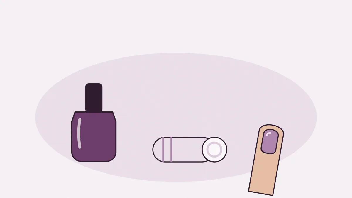 Un flacon de vernis, des doigts aux ongles peints et une carte